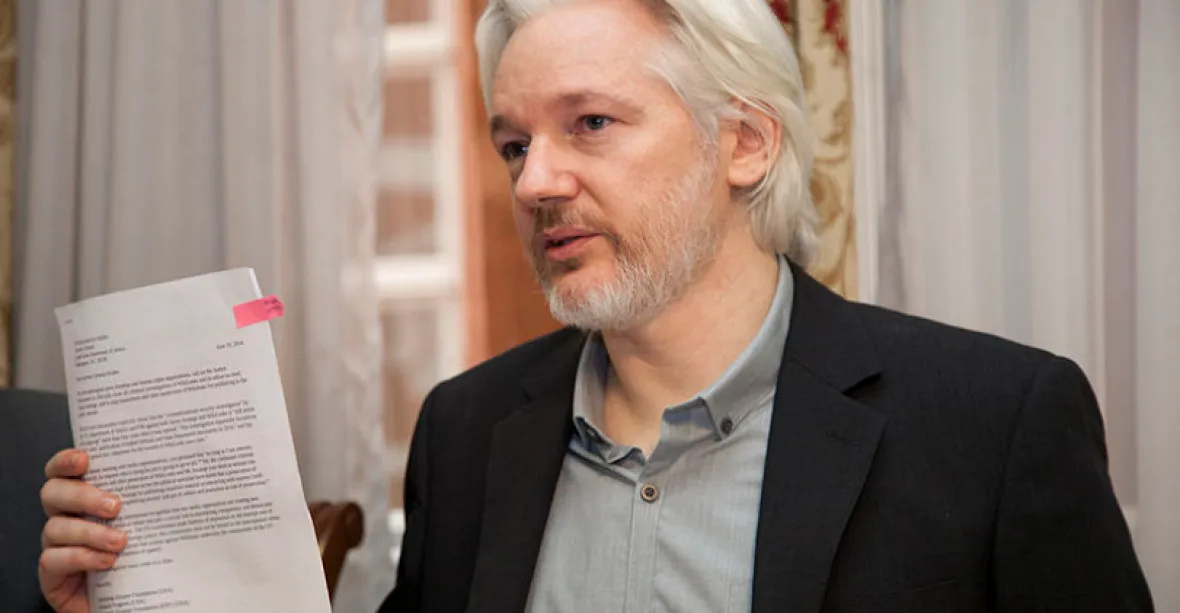 Assange využíval ambasádu jako špionské centrum, říká ekvádorský prezident