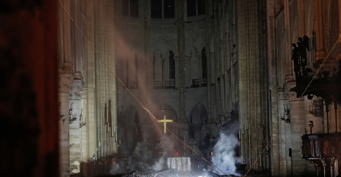 VIDEO: Požár Notre-Dame je pod kontrolou, katedrála přišla o střechu i věžičku
