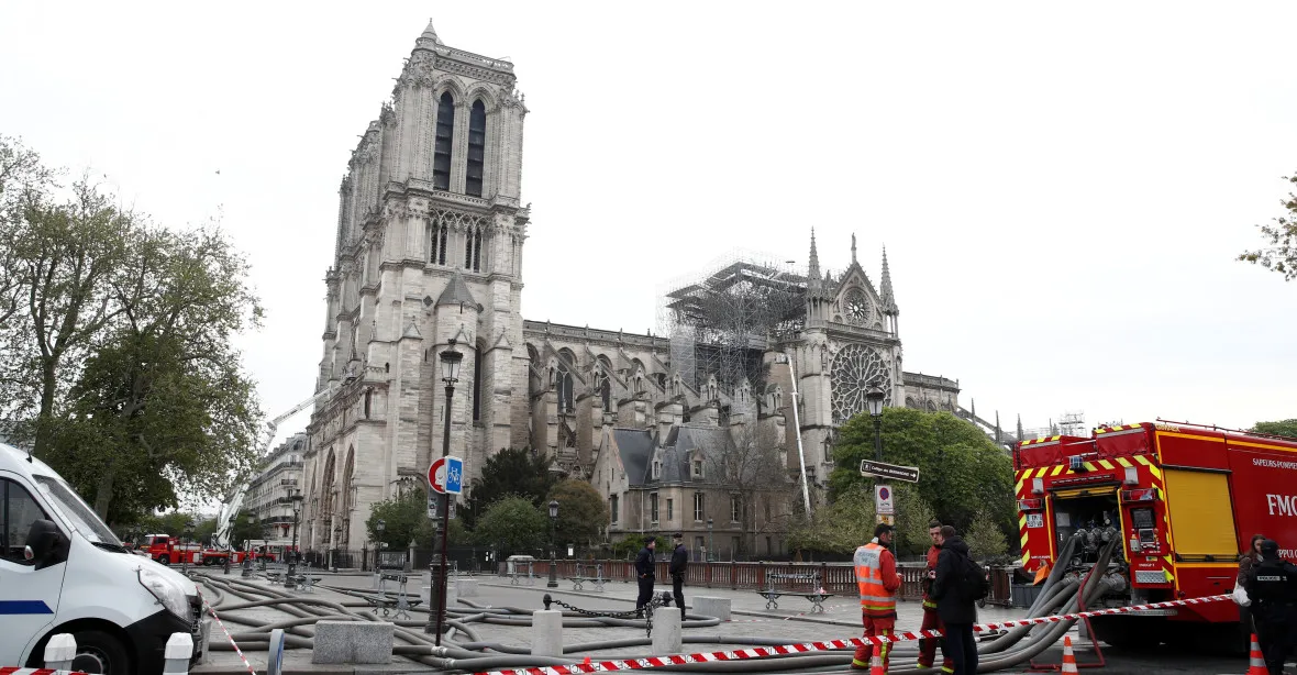 Notre-Dame už nehoří, hledá se příčina i peníze na obnovu