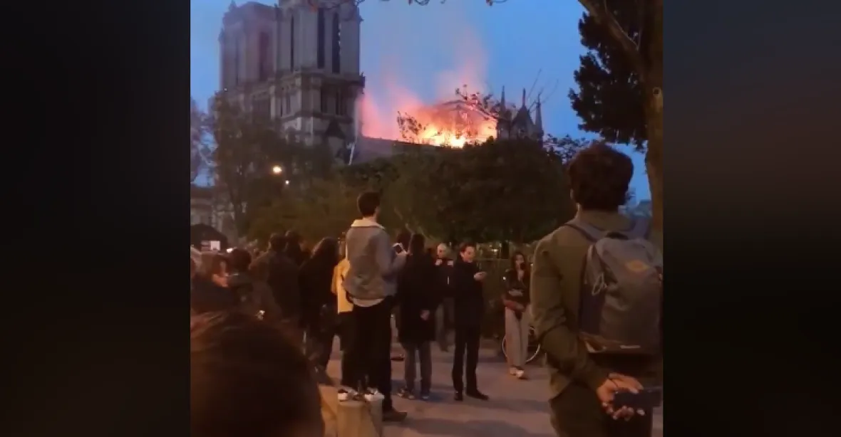 VIDEO: Lidé se u hořící katedrály modlili a zpívali Ave Maria