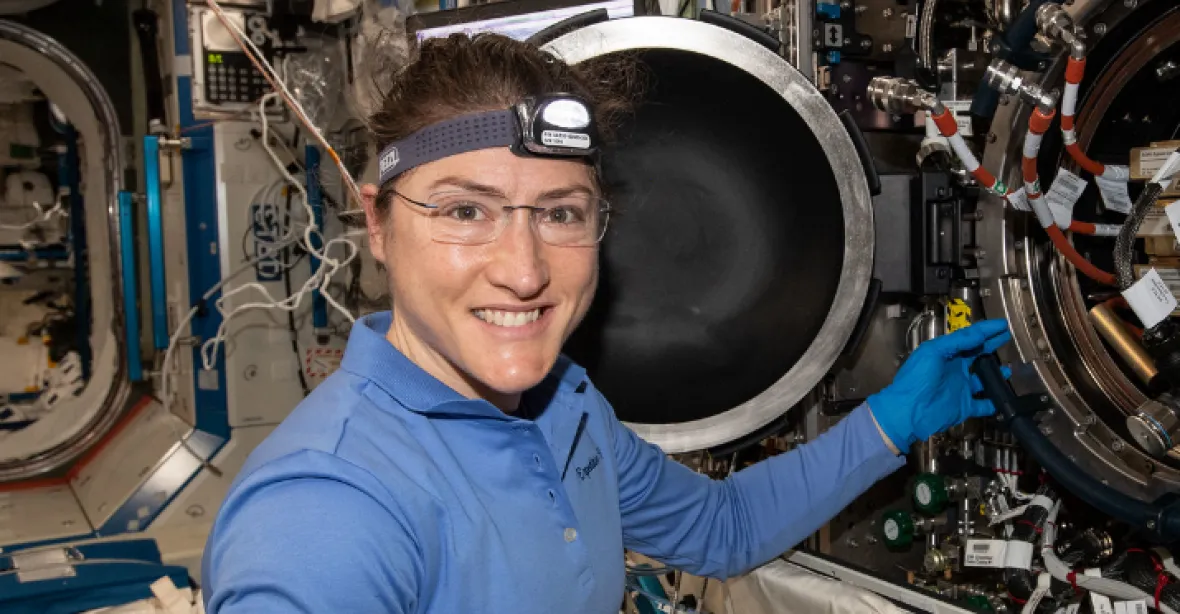Bude rekordmankou. Astronautka Kochová stráví na ISS téměř rok