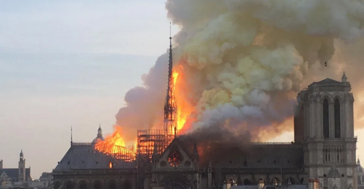 „Notre-Dame je archeologická katastrofa. Žár mění vápenec na prášek, kameny praskají“