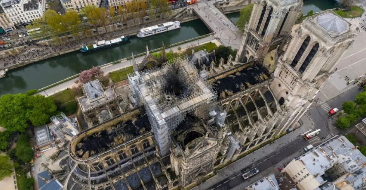 Katedrála Notre-Dame je téměř zachráněná. Macron o mechanismu ochrany kulturního dědictví