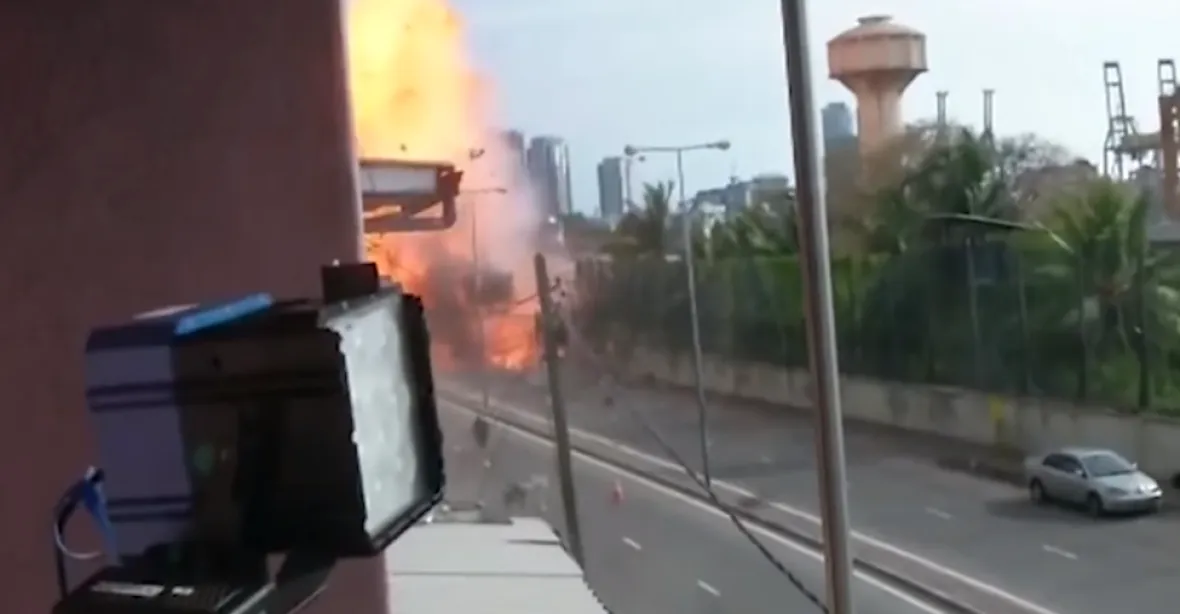 VIDEO: U kostela vybuchla nálož v autě. Srí Lanku vyděsila další exploze