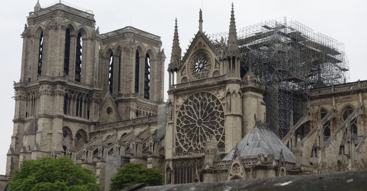 Katedrála Notre-Dame je asi o 60 % méně odolná vůči vichru. Češi vybírají peníze na obnovu