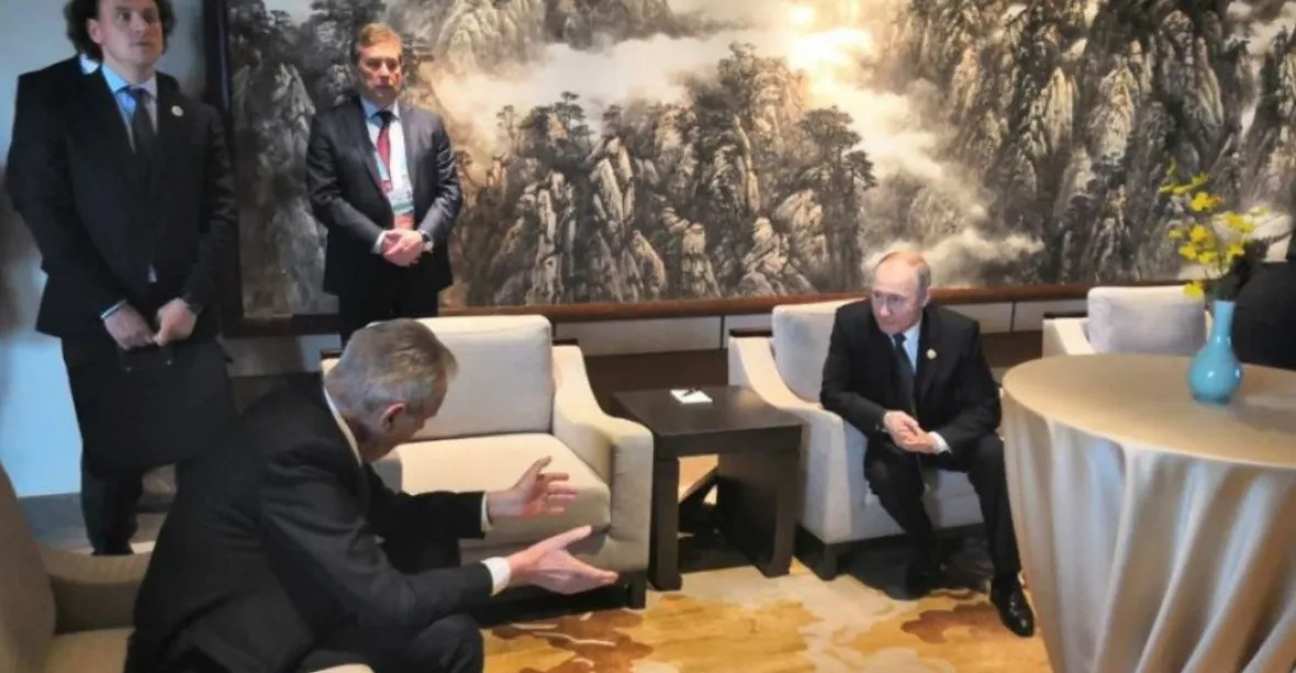 Zeman se v Pekingu krátce sešel s Putinem. Poukázal na rizika Hedvábné stezky