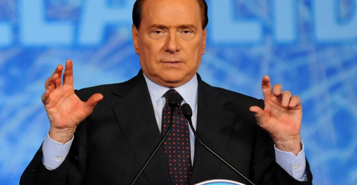 Berlusconi byl hospitalizován, ve volební kampani chce ale pokračovat