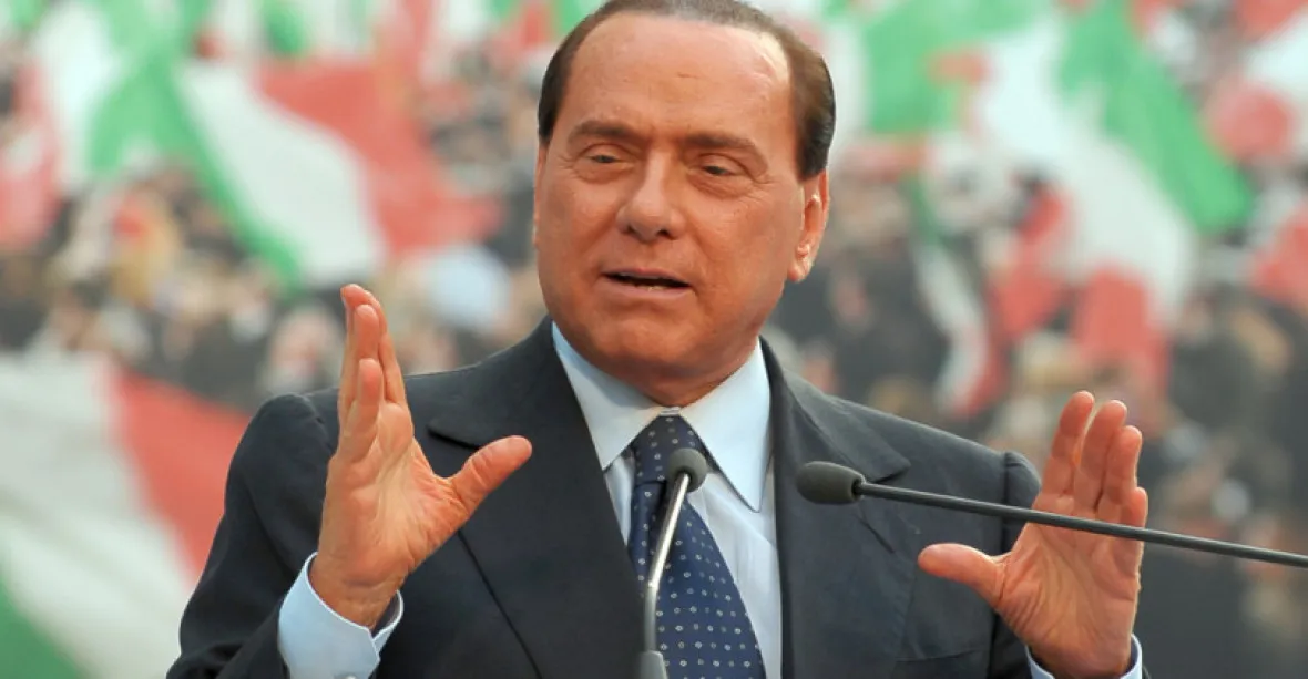 Berlusconi byl operován kvůli neprůchodnosti střev. Jeho kampaň je v ohrožení