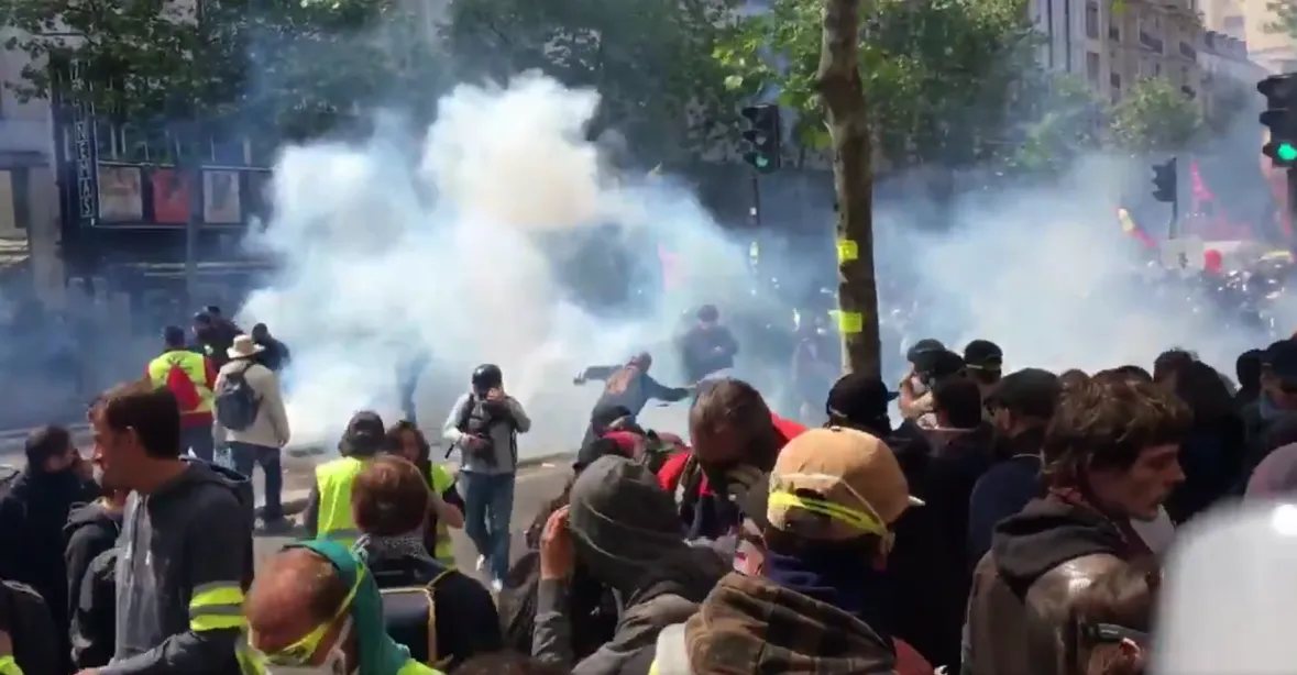 VIDEO: Prvomájová válka v Paříži. Zabedněné výlohy, slzný plyn a stovky zatčených