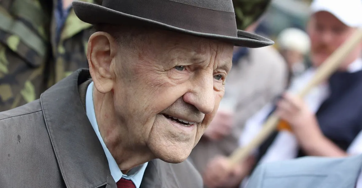Hvězda mítinku komunistů – 97letý Jakeš: Bez převratu bychom byli dál
