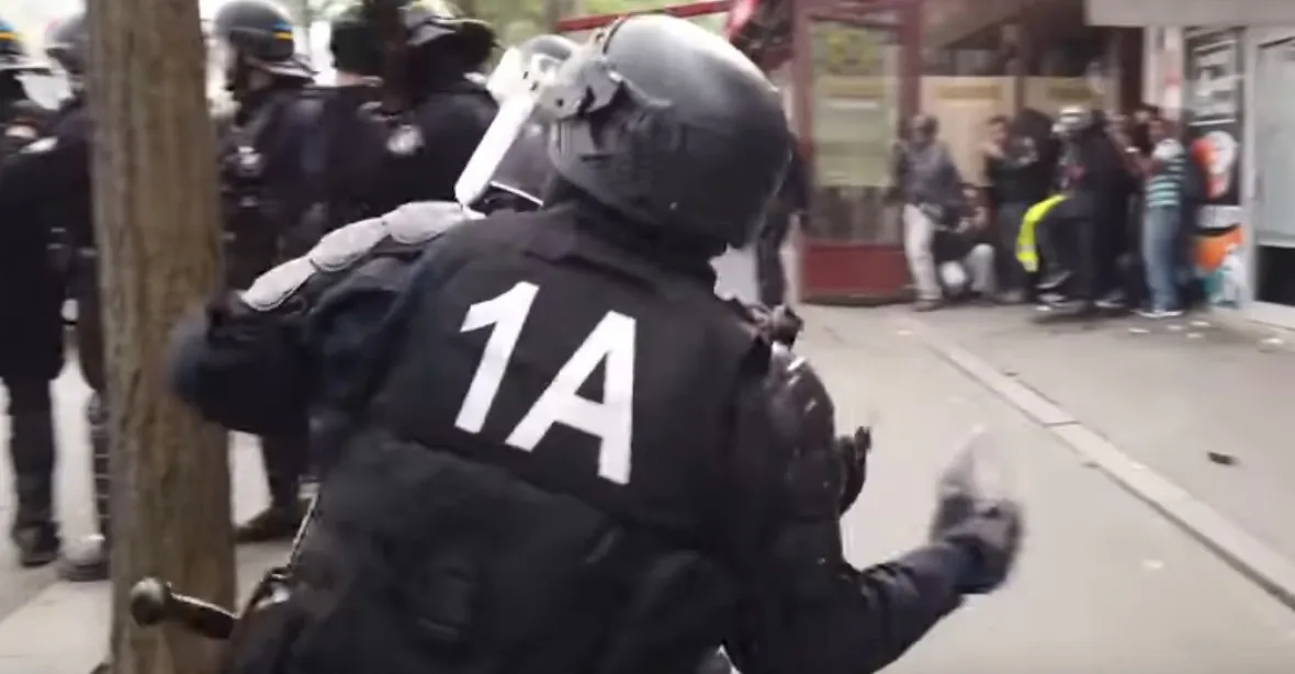VIDEO: Policie zkoumá záběry s policistou vrhajícím dlažební kostku