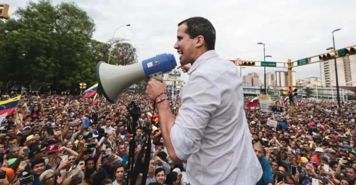 Zlákal jen hrstku vojáků. Guaidó připustil, že špatně odhadl podporu armády. Maduro o invazi USA