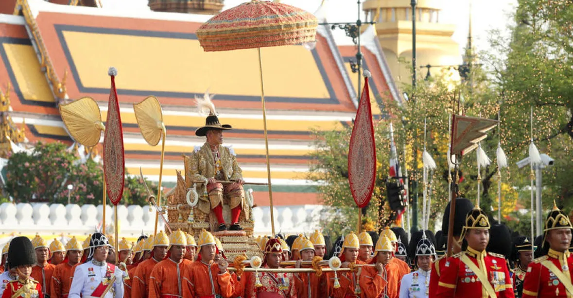 Thajský král poprvé na veřejnosti. Na nosítkách v průvodu ulicemi ho sledovaly davy ve žlutém