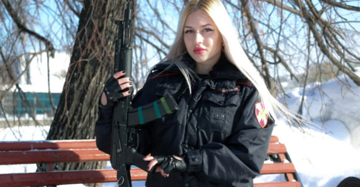 Kočky v ozbrojených silách Putina. Blondýnka vyhrála titul miss gardistka