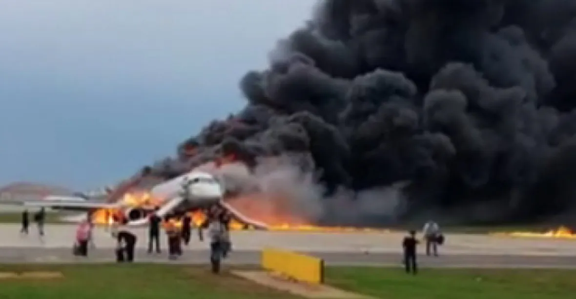 Tragické přistání letadla bylo unáhlené, za katastrofu může nejspíš i posádka