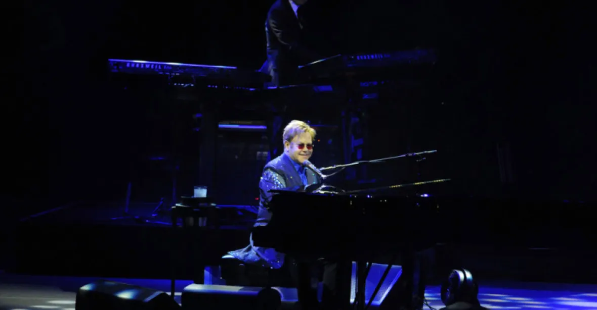 Elton John se v Praze loučil s publikem smrští svých hitů