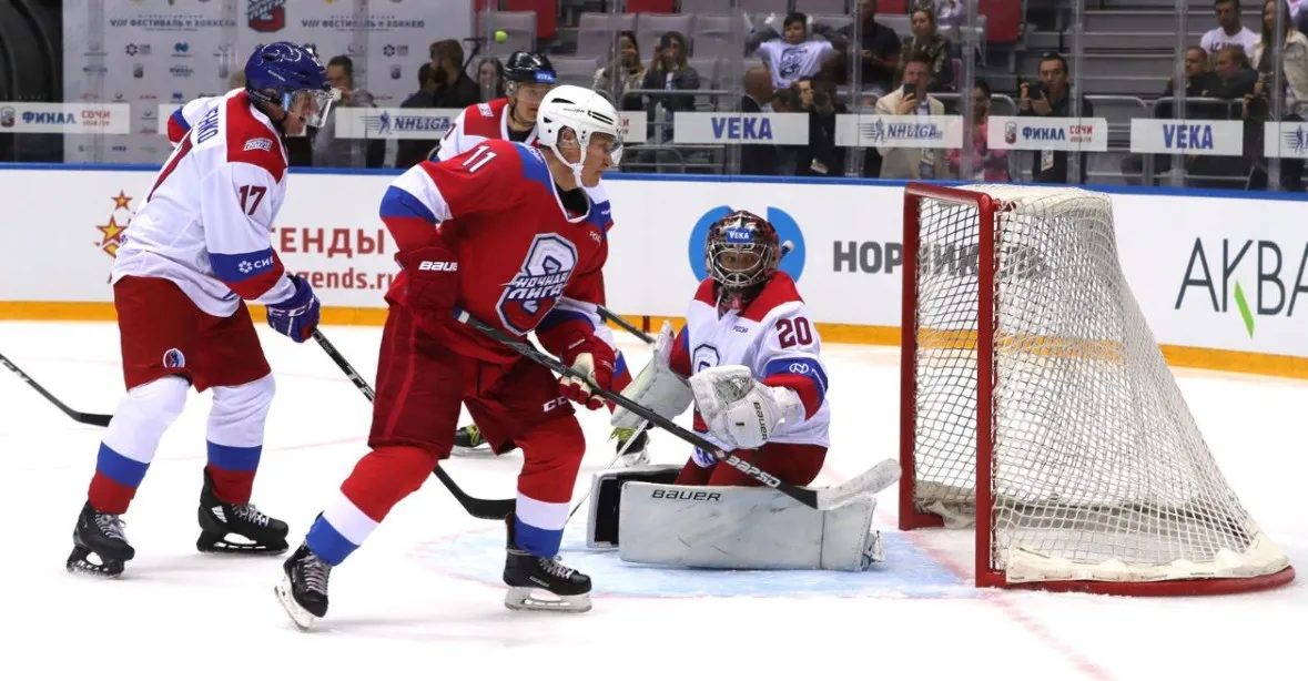 Putin si zahrál hokej s hvězdami NHL, vstřelil nejméně osm gólů. Děkovačku pak neustál