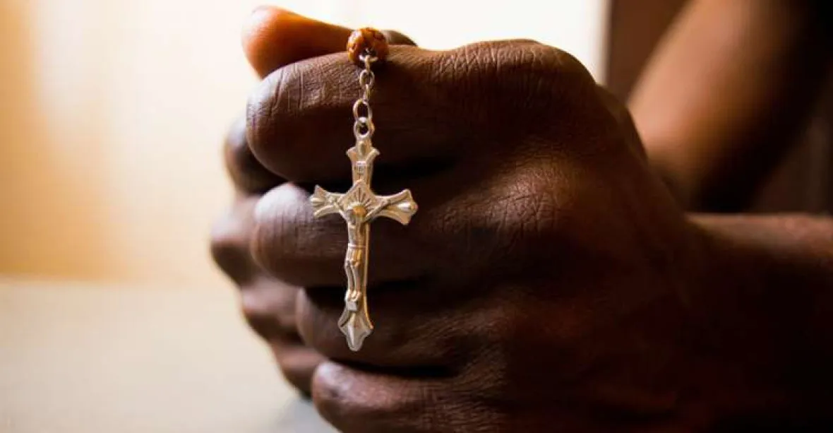 Desítky ozbrojenců napadly kostel v Burkině Faso. Zmasakrováno šest křesťanů včetně kněze