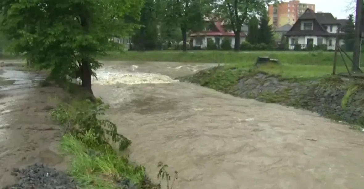 Tři desítky míst v ČR hlasí povodňový stav. Vydatně má pršet i další dny