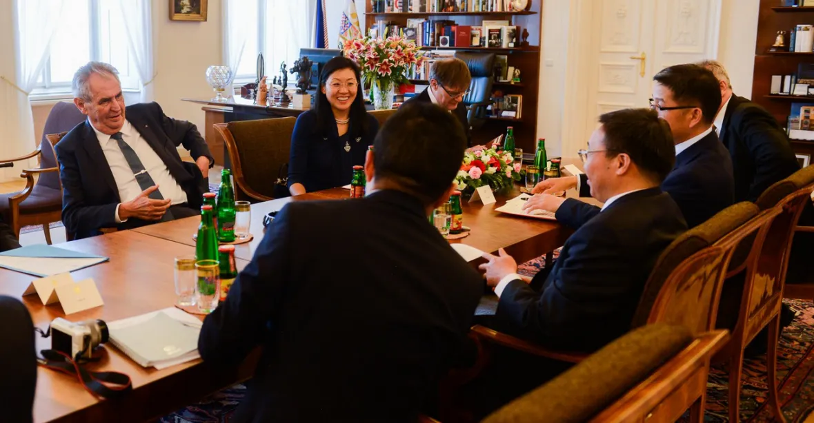 Číňané na Pražském hradě. Zeman přijal delegace z provincie Če-ťiang a banky ICBC