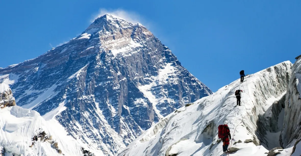 Vrchol Everestu je zacpaný jako D1. Fronty zavinily smrt horolezců vyčerpáním