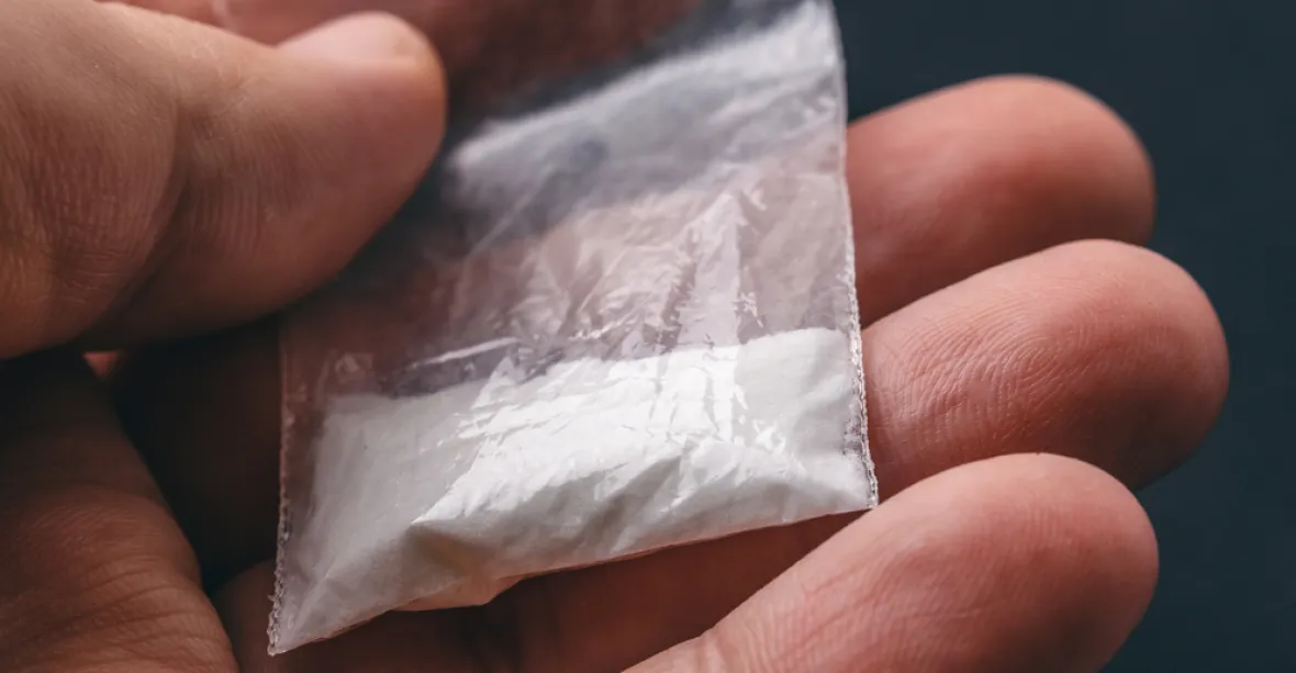 Pasažér zemřel v letadle poté, co spolkl 246 pytlíčků kokainu