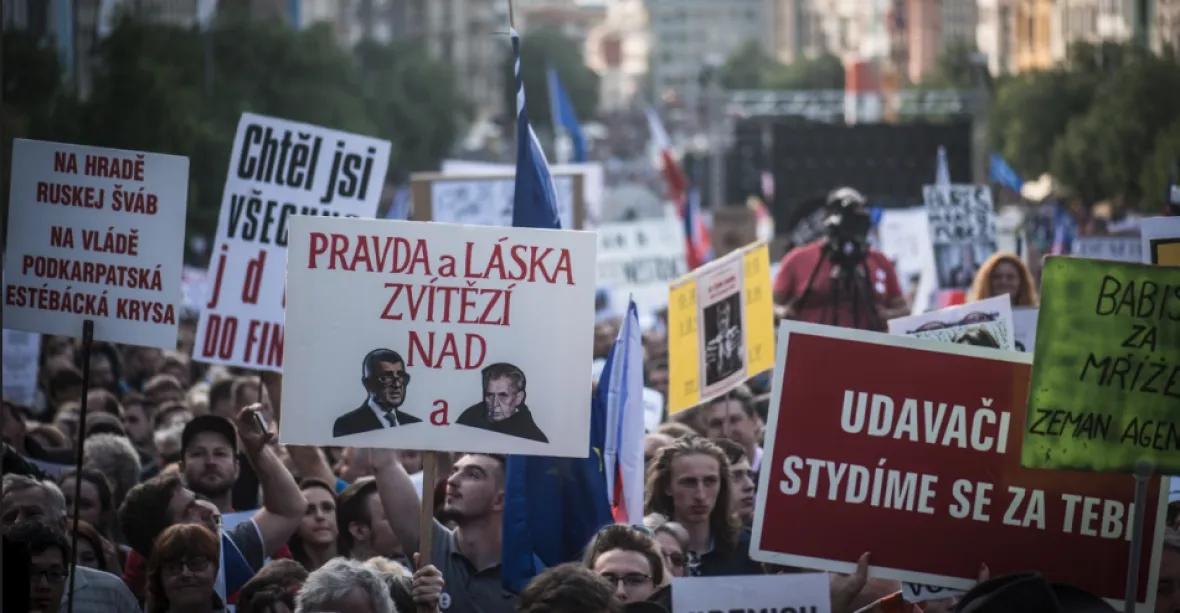 Demonstrace proti Babišovi a Benešové chystá 240 měst a obcí