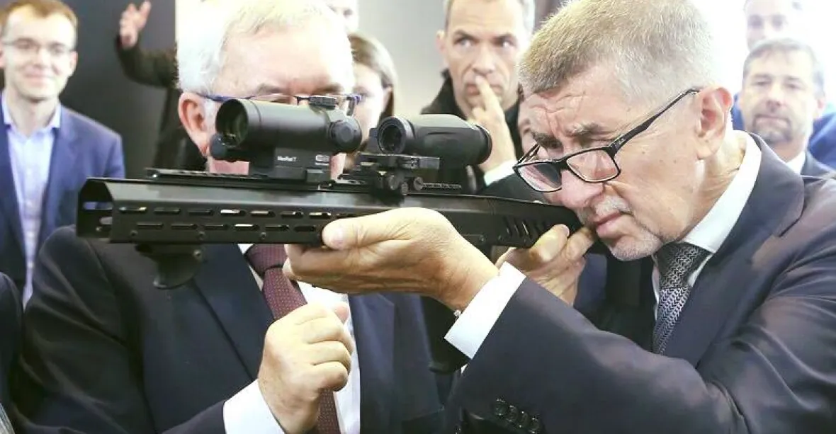 Export zbraní a vojenského materiálu z ČR loni klesl o miliardu. Neprodala se letadla