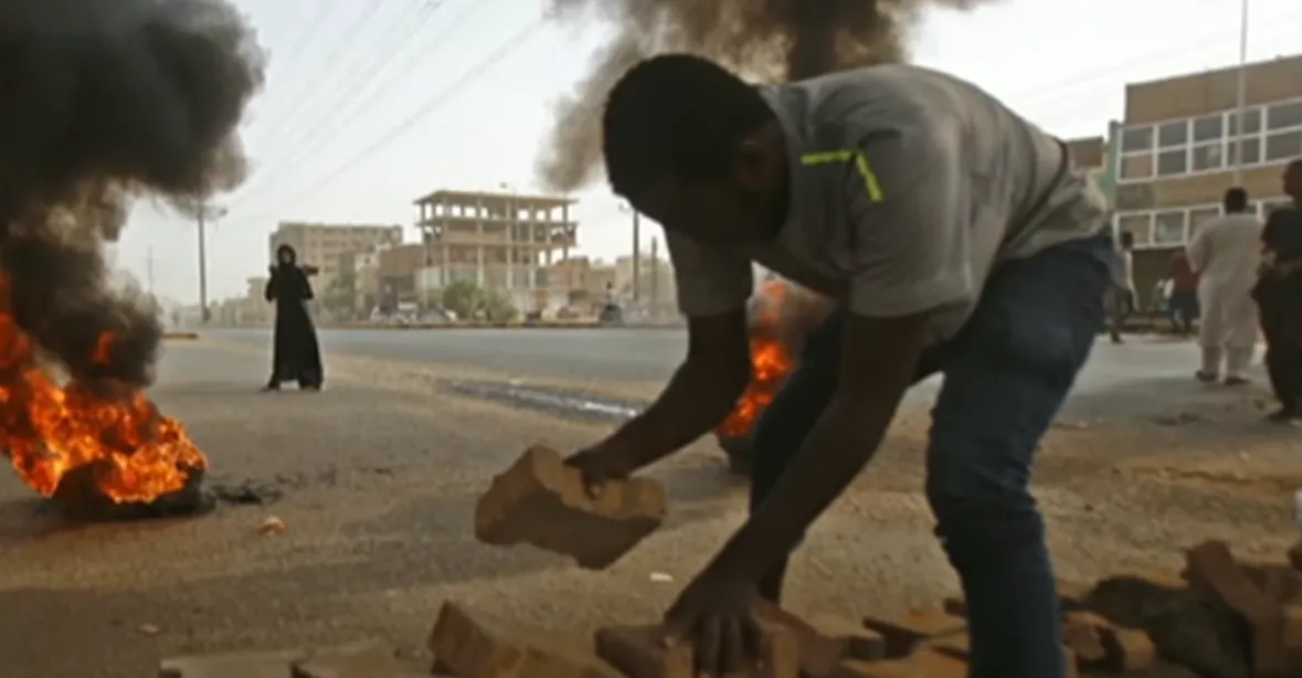 Konec dilalogu. Súdánská armáda rozehnala protest v Chartúmu, nejméně 30 mrtvých