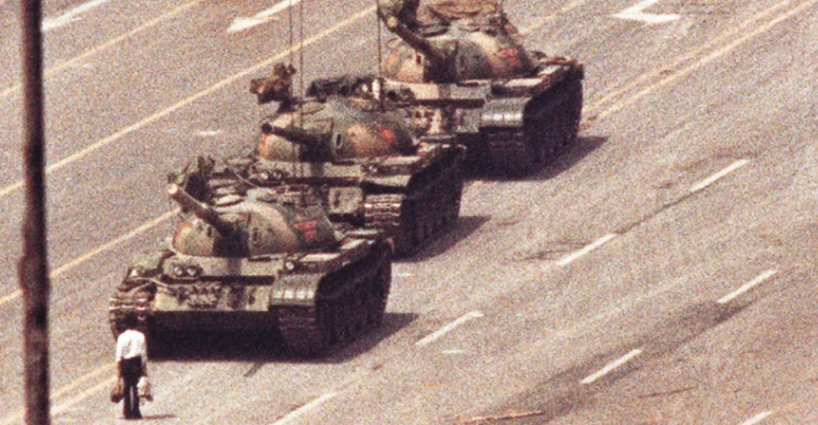 Muže, který zastavil tanky, zná celý svět. Většina Číňanů fotku nikdy neviděla