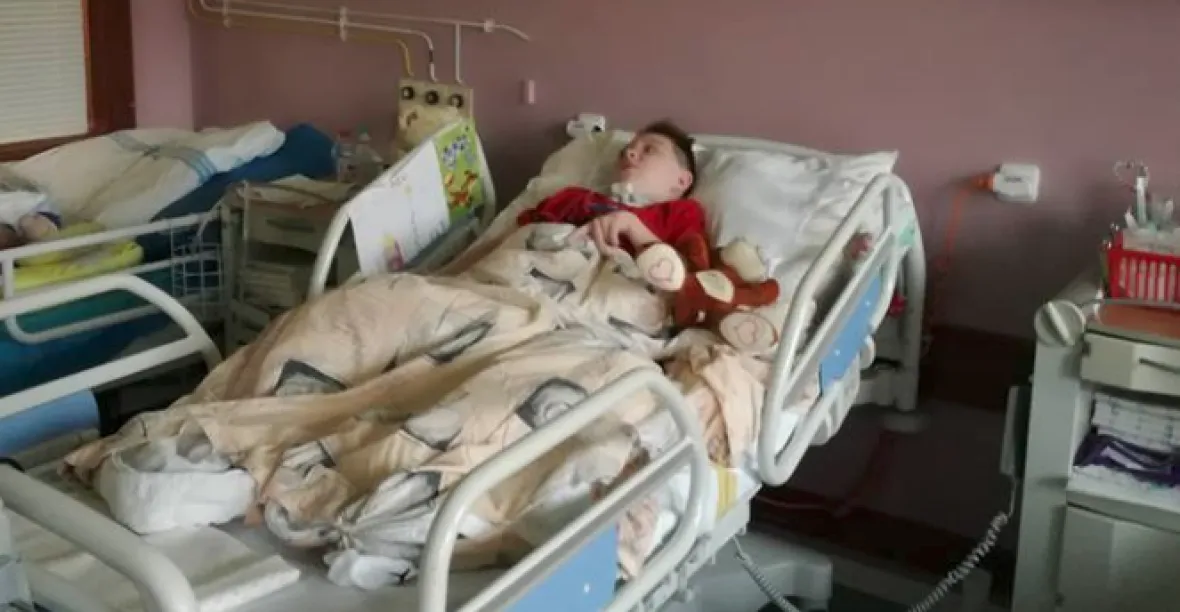 Chlapec v kómatu i náhlé úmrtí. Ministra postup zdravotníků šokoval