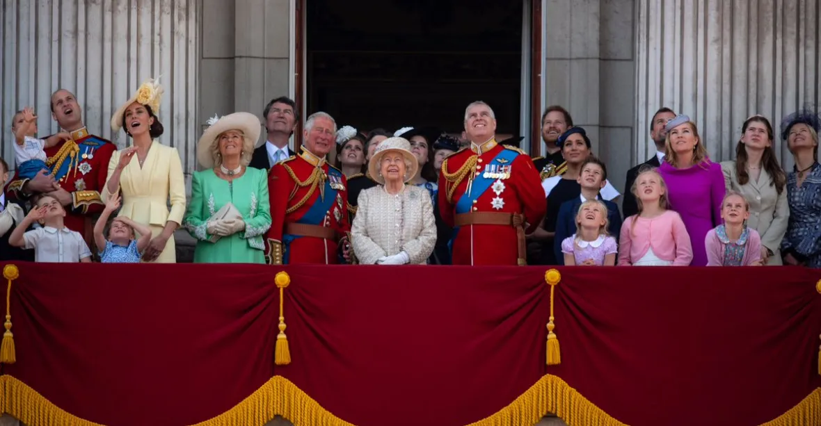 FOTOGALERIE: Londýn v červené a zlaté. Alžběta II. slavila narozeniny, objevila se i Meghan