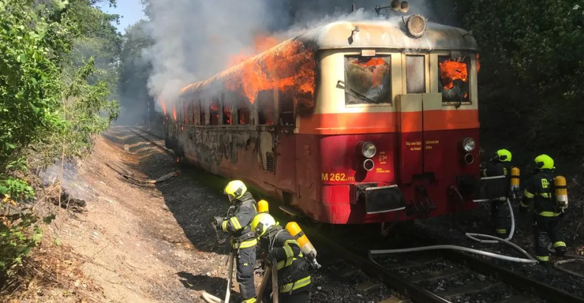 FOTO: V Praze začal hořet vlak. Cestující stačili včas utéct