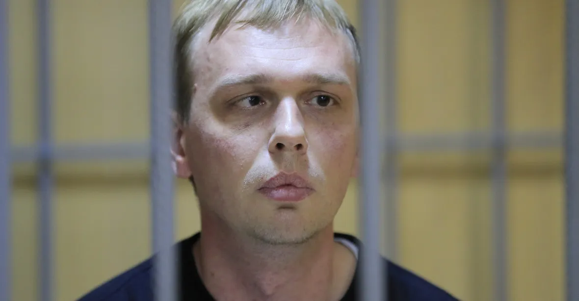 Kreml se snaží vyřešit skandál se zadrženým novinářem. Připouští i chybu