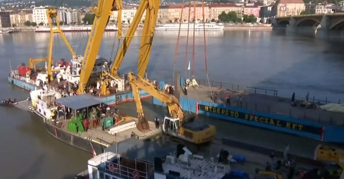 V Budapešti vyzvedli potopenou loď, nachází také další mrtvé