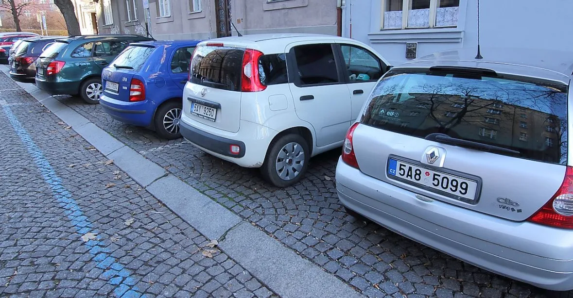 Praha plánuje rozšířit parkovací zóny. Městské části chtějí změny v systému