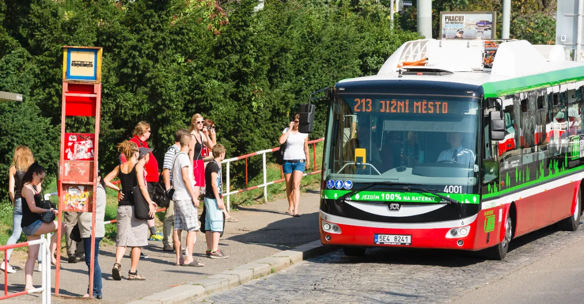 Praha zavede všechny zastávky na znamení nejdřív za rok v létě. Návrh vyvolává kritiku
