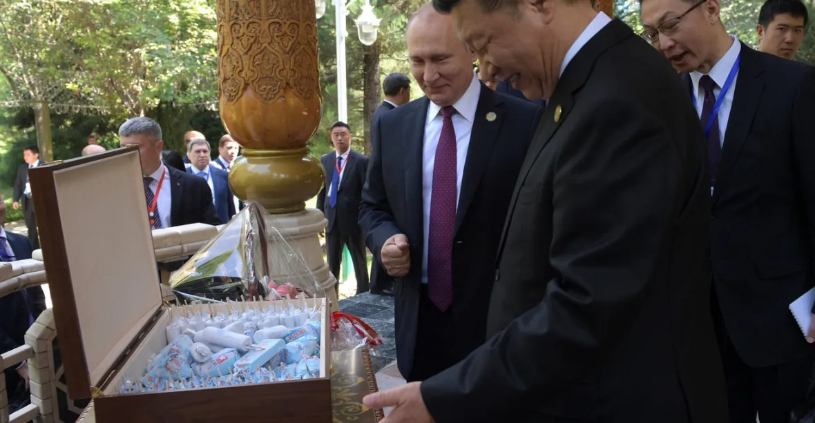 Ruská zmrzka dárkem jednomu z nemocnějších mužů světa. Si Ťin-pching slavil narozeniny s Putinem