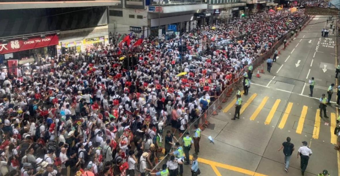 Hongkong čekají další protesty. Lídr předchozích demonstrací mezitím opustil vězení