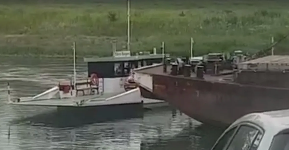 Na Labi v Německu se srazila česká nákladní loď s přívozem. Kapitáni byli střízliví