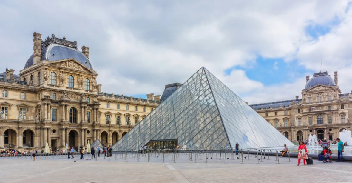 Louvre spustil rezervace na da Vinciho výstavu. Tvořily se online fronty, pak web zkolaboval