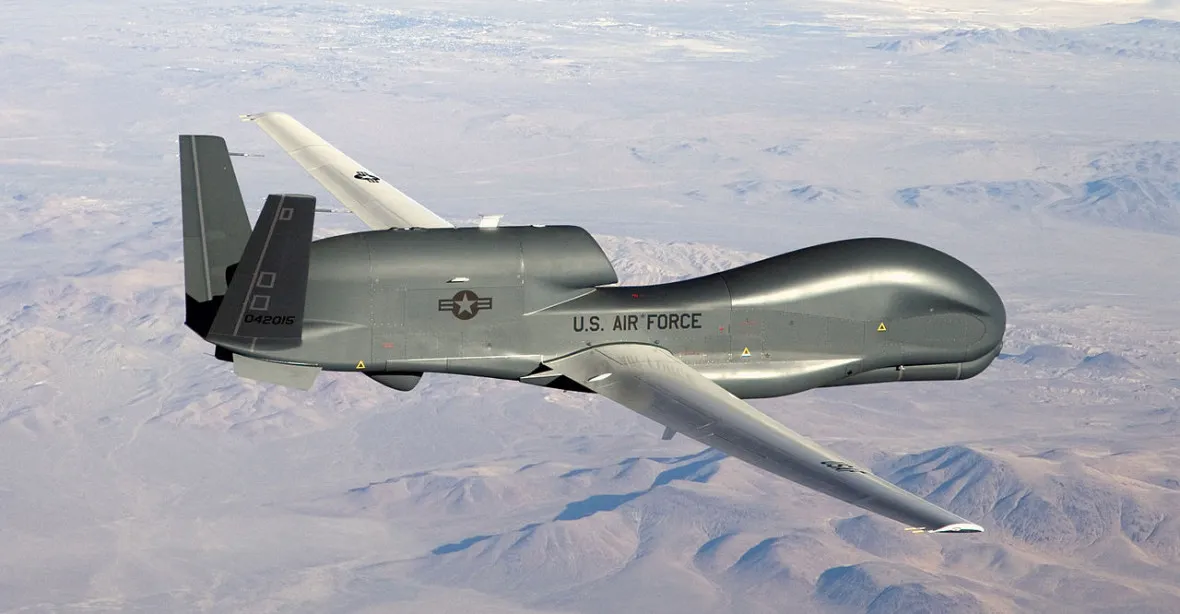 Írán sestřelil americký dron, prý nad svým územím. Trump mluví o velmi velké chybě