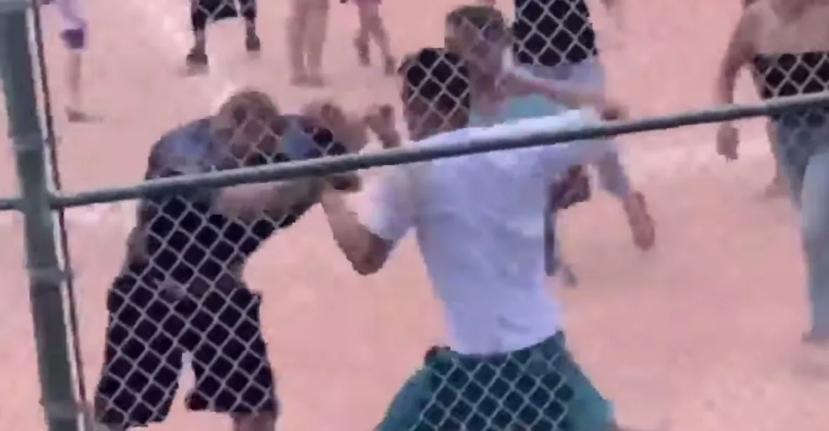 VIDEO: Rozhodnutí 13letého rozhodčího strhlo rodičovskou rvačku. Děti ve strachu prchaly