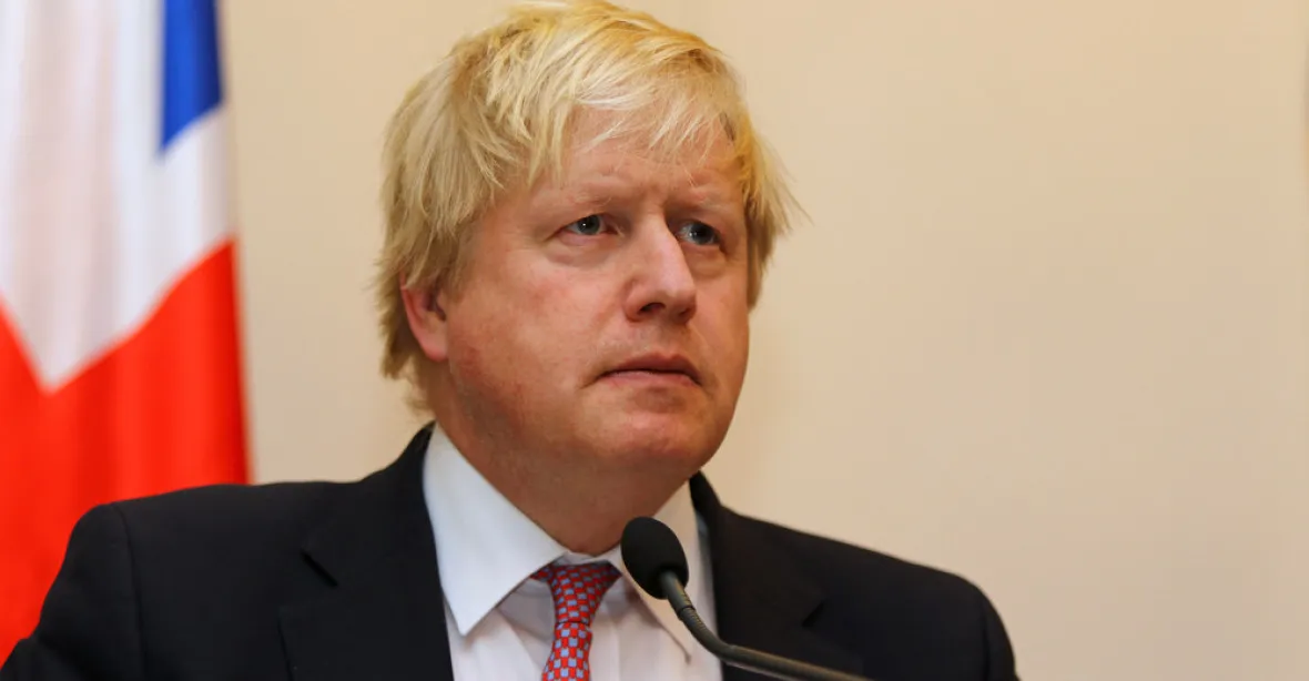 „Johnson premiérem? Jeho auto je smetiště.“ Britský tisk řeší noční hádku a nepořádek