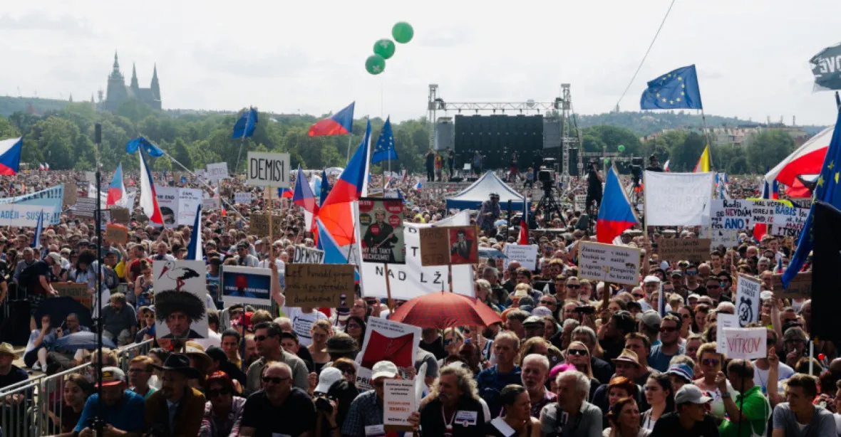 Demonstraci na Letné zaregistrovalo 90 procent obyvatel