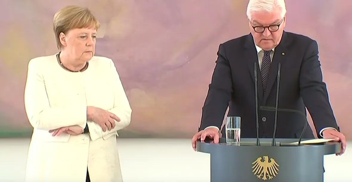 Třes Merkelové nic neznamená, tvrdí vládní kruhy. Kancléřka prý žádnou vážnou chorobou netrpí