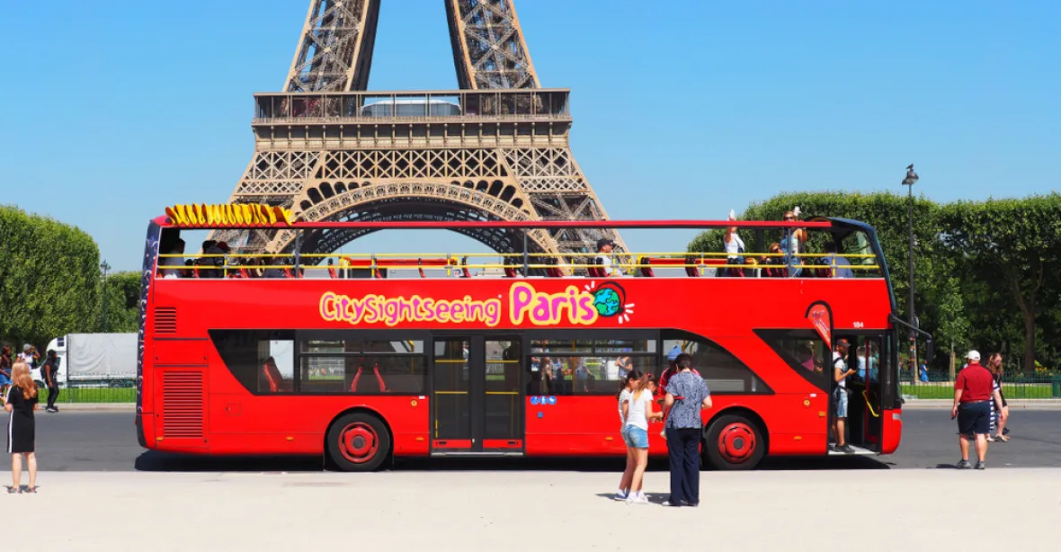 Paříž chce zakázat autobusy s turisty v centru města