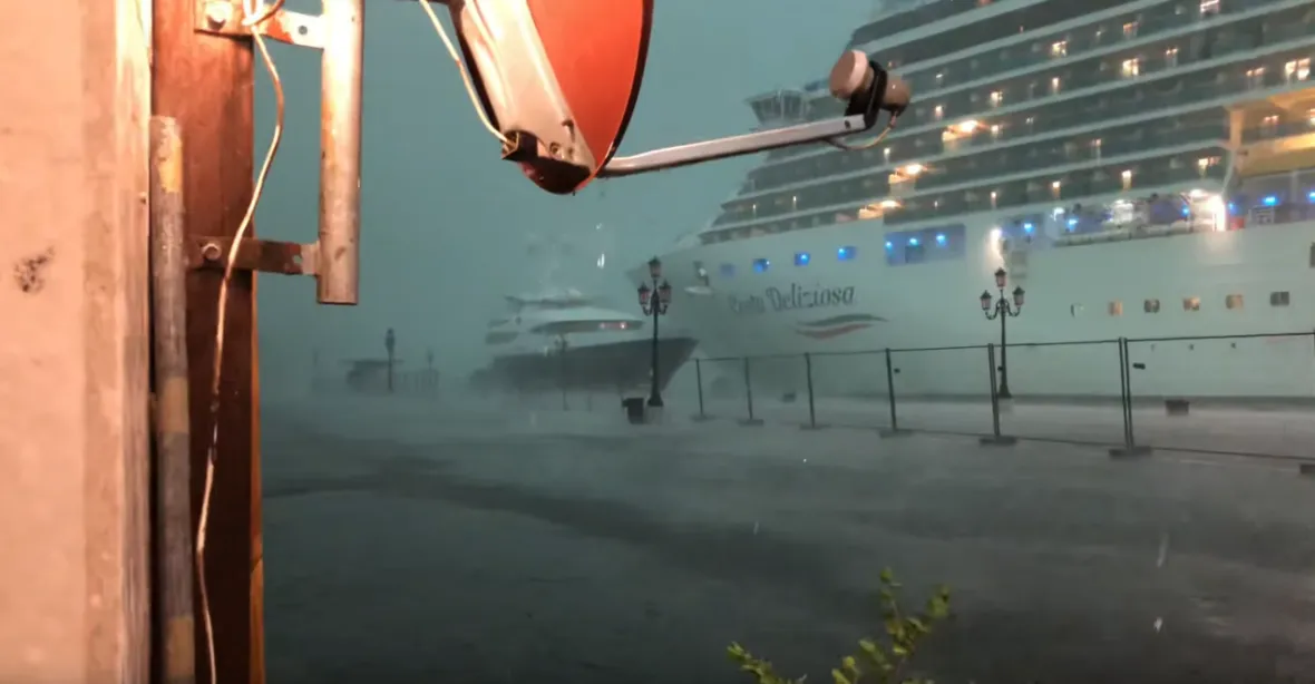 VIDEO: „Gauneři, vrazi.“ Obří loď se v Benátkách těsně vyhnula nábřeží a jachtě
