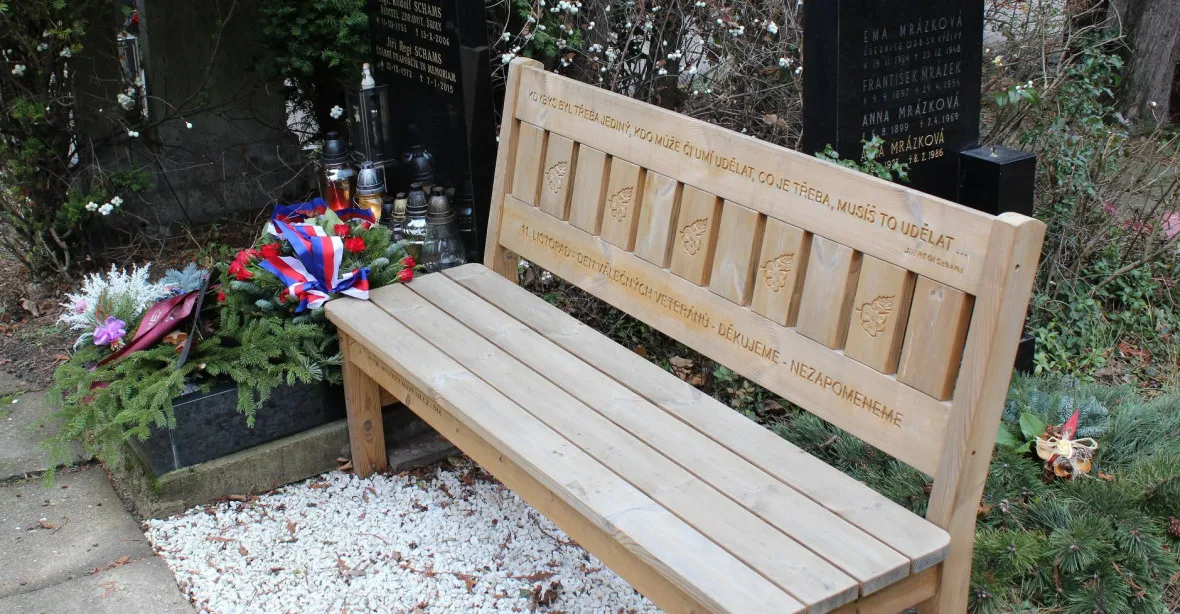 Znesvěcený hrob válečného hrdiny? Ze hřbitova někdo odnesl pietní lavičku
