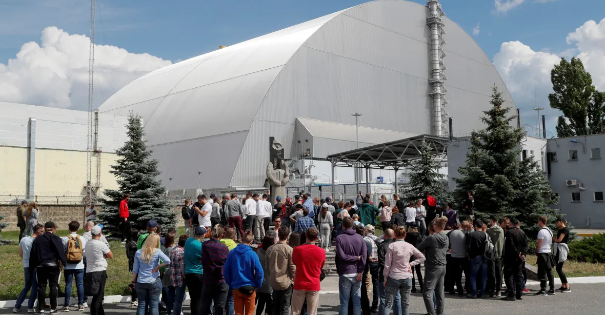 Černobyl dostal nový ochranný kryt. Před radiací by měl chránit až sto let